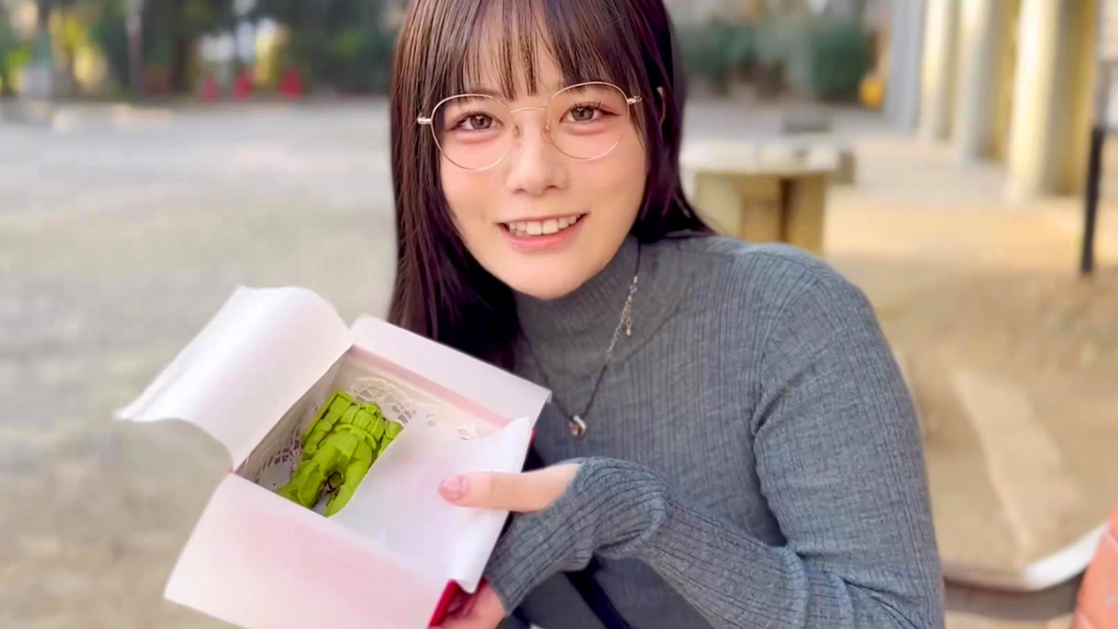 Umi Shinonome gives Zaku chocolate for Valentine's Day